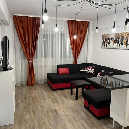 First Studio Bukares Bagian luar foto