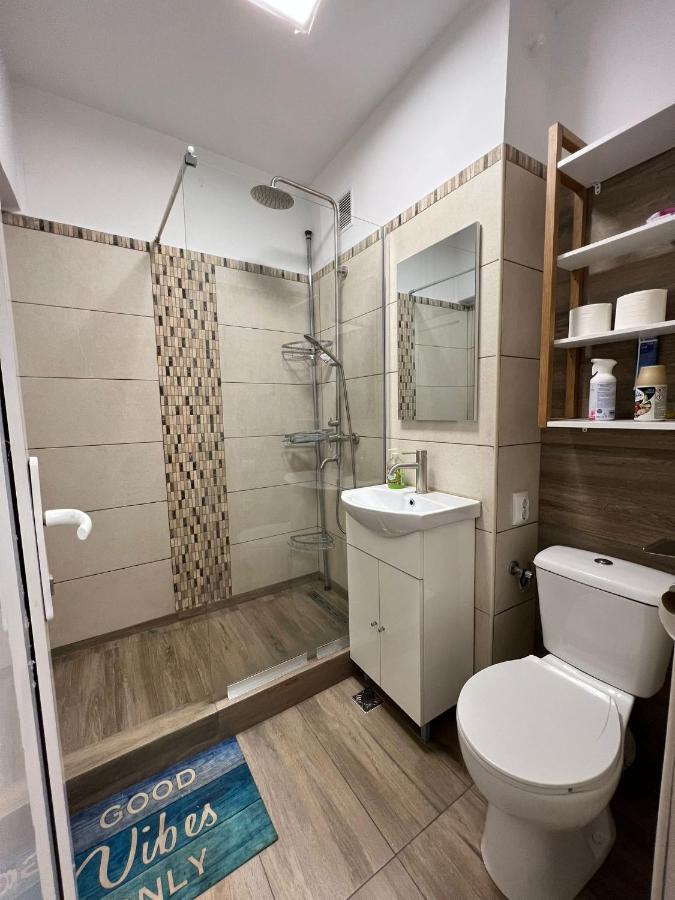 First Studio Bukares Bagian luar foto